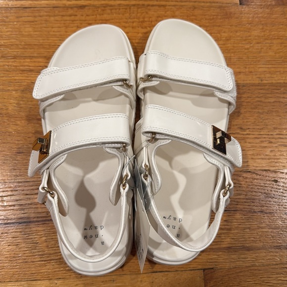 A new day sandal - Picture 2 of 3